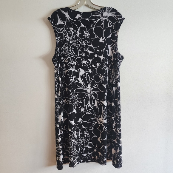 Fun Floral Dress - Picture 6 of 7